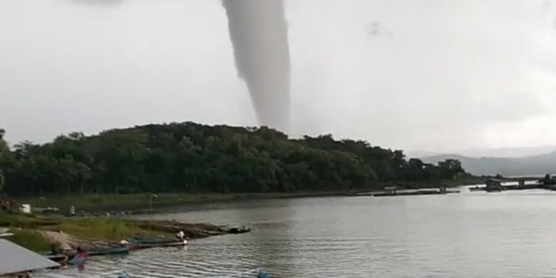 Click to enlarge waterspout