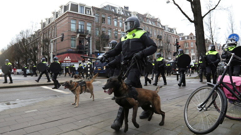 Click to enlarge netherlands lockdown protest
