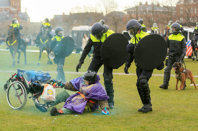 Click to enlarge female protester Netherlands, anti-lockdown protester