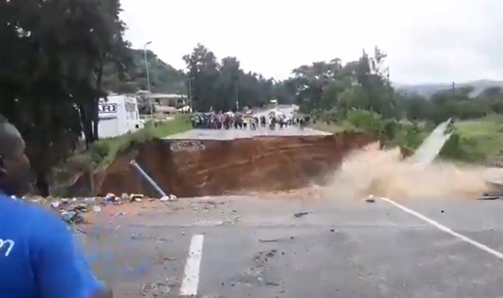 Click to enlarge The bridge that connects Tekwane South , eNtokozweni and KaNyamazane just collapse due to this heavy rainfall outside Nelspruit.
