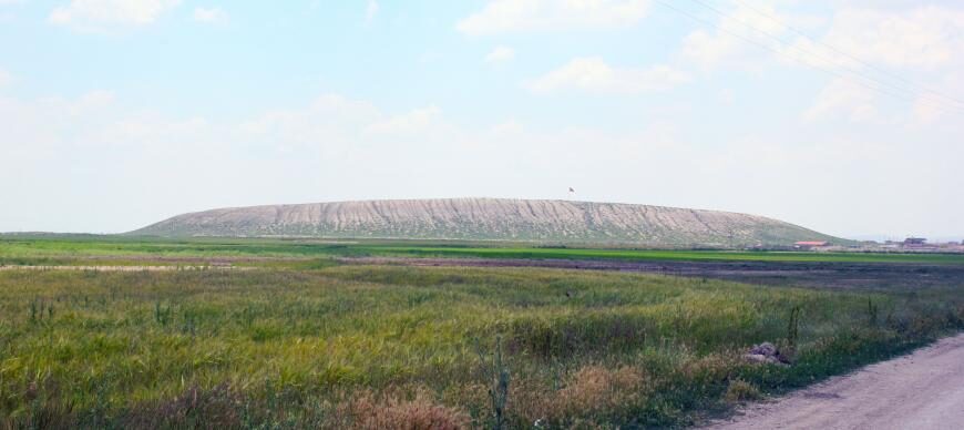 Click to enlarge upper mound of Türkmen-Karahöyük