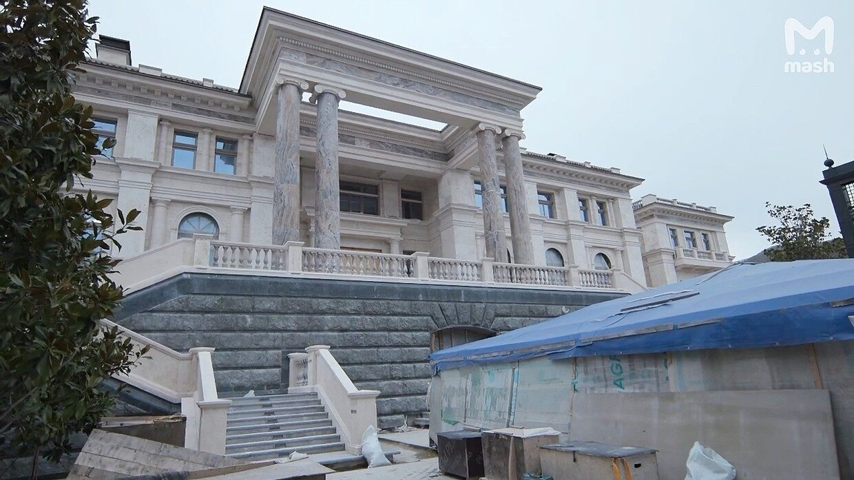 Click to enlarge putin's palace fake