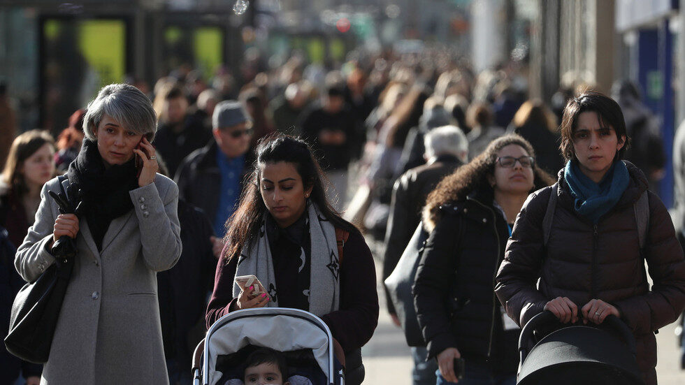 Click to enlarge scotland pedestrians women