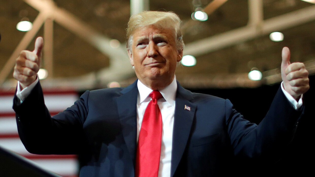 trump double thumbs up