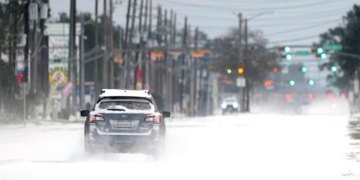 Click to enlarge Vehicles snow Spring, Texas.