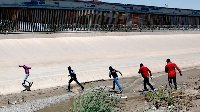 Click to enlarge immigrants cross Rio Bravo