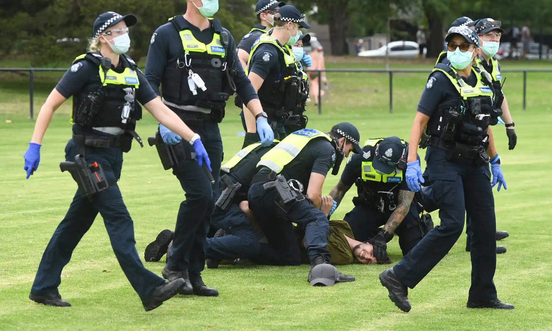 melbourne police arrest anti-vaxxer