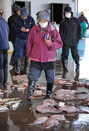 A broker walks between fish