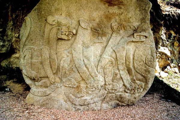 Click to enlarge 3 Cat Monolith