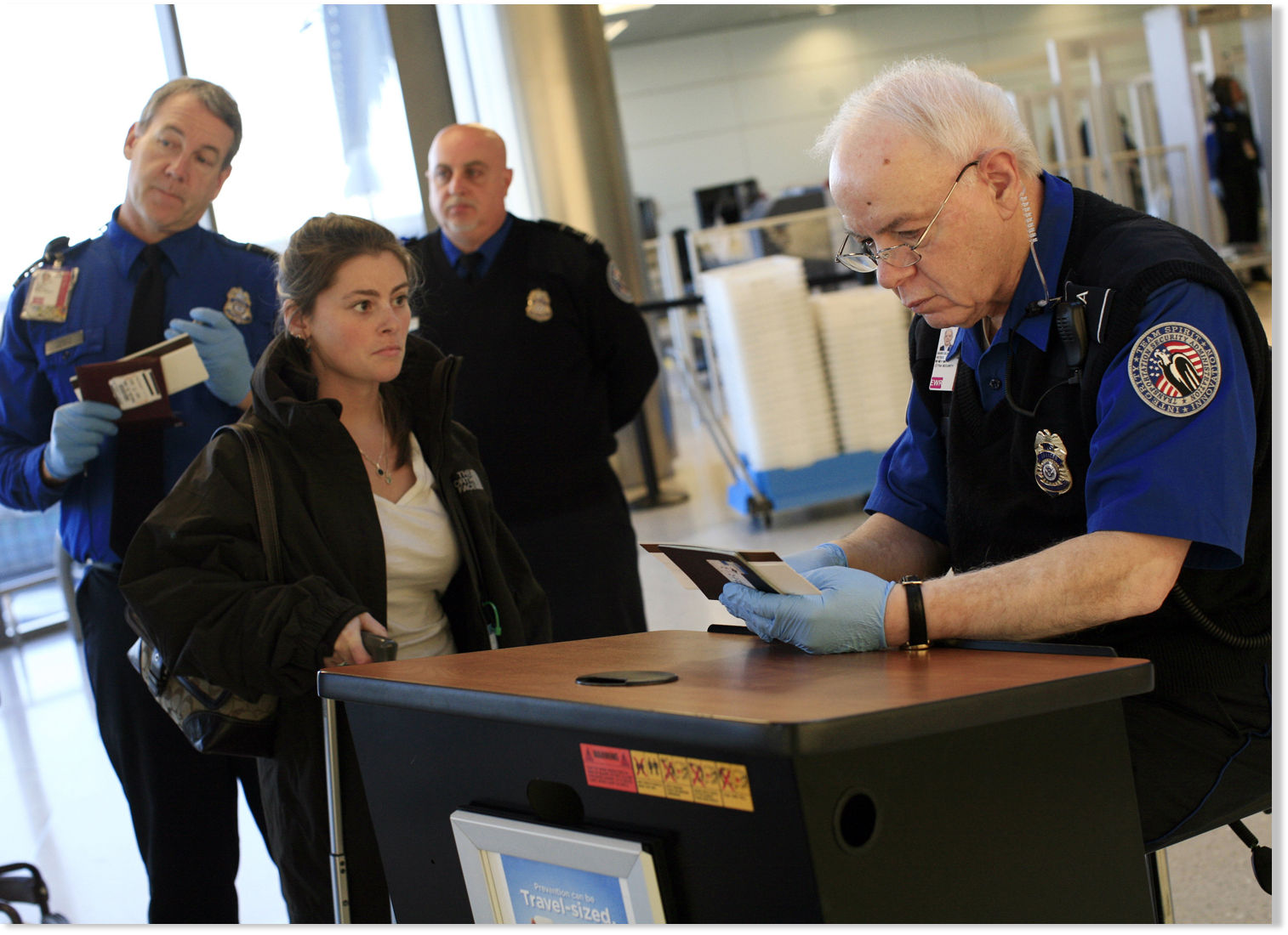 Телефоны службы иммиграционного. Паспортный контроль США. Контроль безопасности в аэропорту. Служба безопасности аэропорта США. Люди на паспортном контроле.