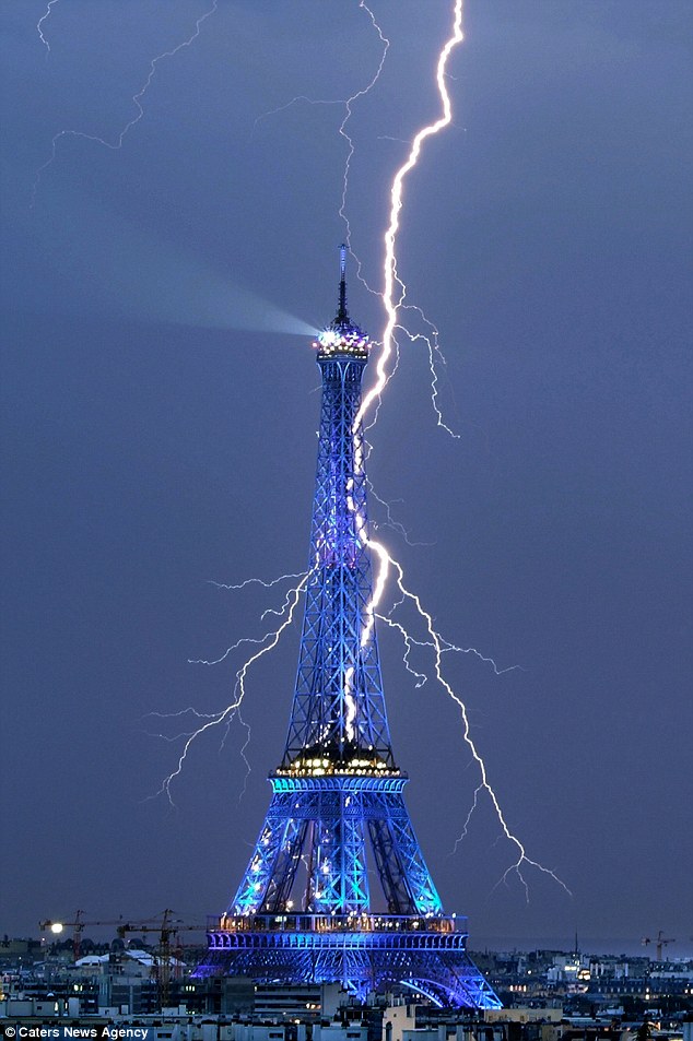Click to enlarge Eiffel Tower, lighting strike