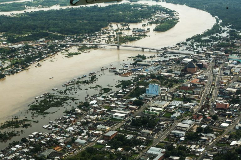 Click to enlarge Flooding of the Juruá River at Cruzeiro do Sul,