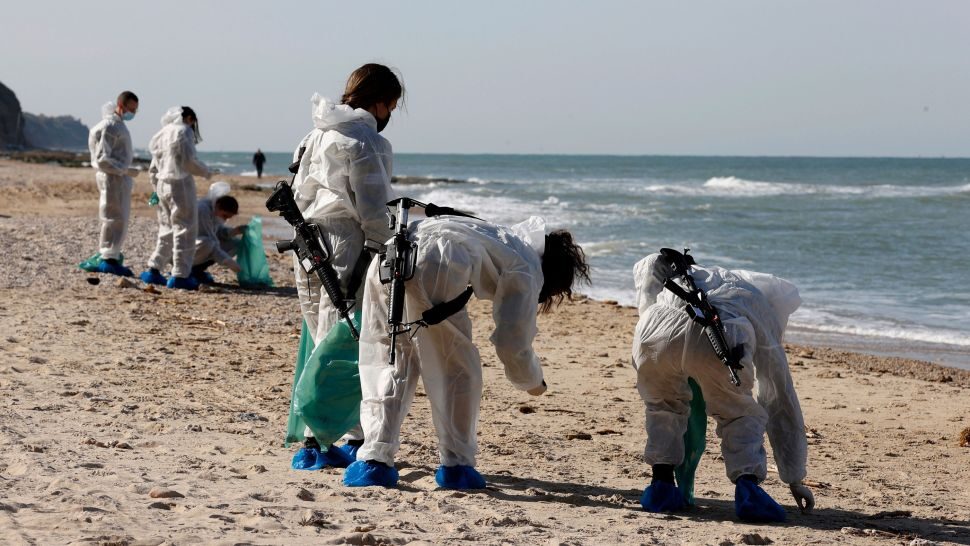 Click to enlarge israel oil spill