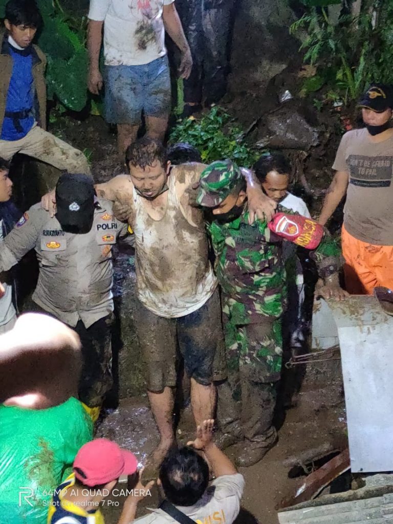 Click to enlarge Heavy rain triggered landslides in Samarang City,