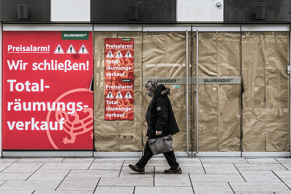 Click to enlarge Frankfurt shoe store closed