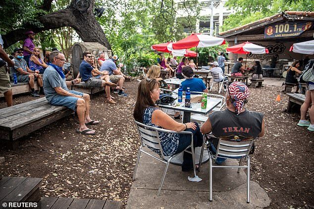 Click to enlarge Mask less people at diner in Austin
