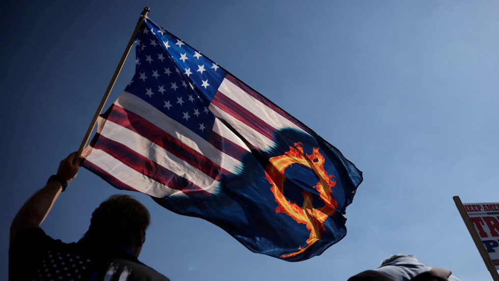 Click to enlarge US flag quanon