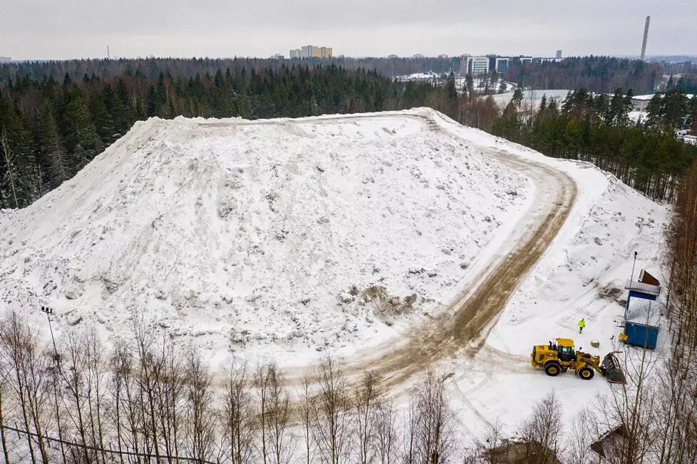 Click to enlarge Snow mountain at Maununneva snow dump.