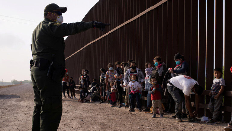 Click to enlarge migrants mexico border march 2021