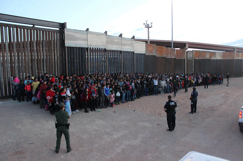 Click to enlarge texas border patrol migrants Biden