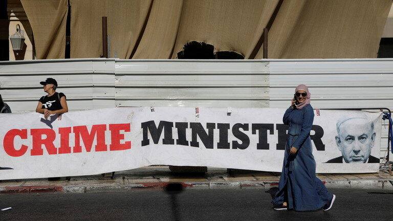 Click to enlarge protest sign netanyahu corruption