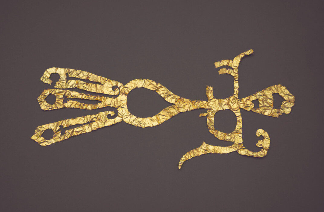 Bird-shaped gold ornament .
