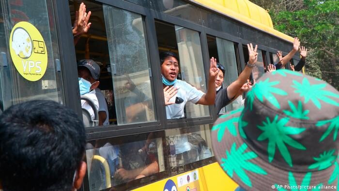 Myanmar prisoners leave prison
