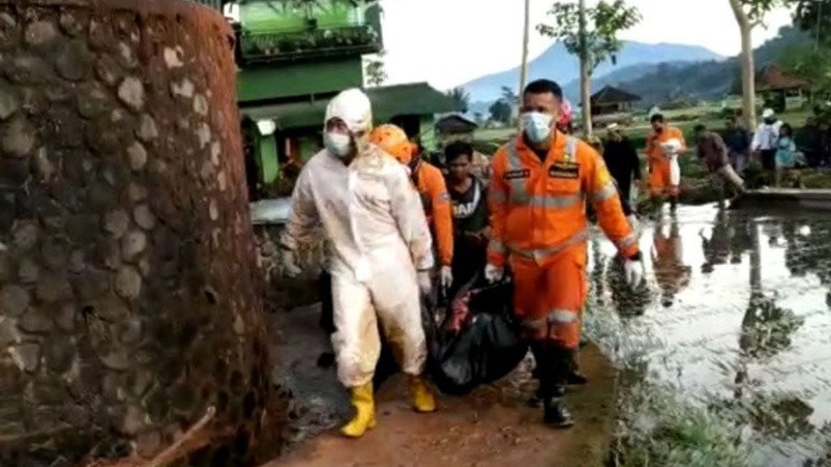 Officers carry the bodies of victims who died in the flash floods in Citengah Village, South Sumedang District, Sumedang Regency, West Java