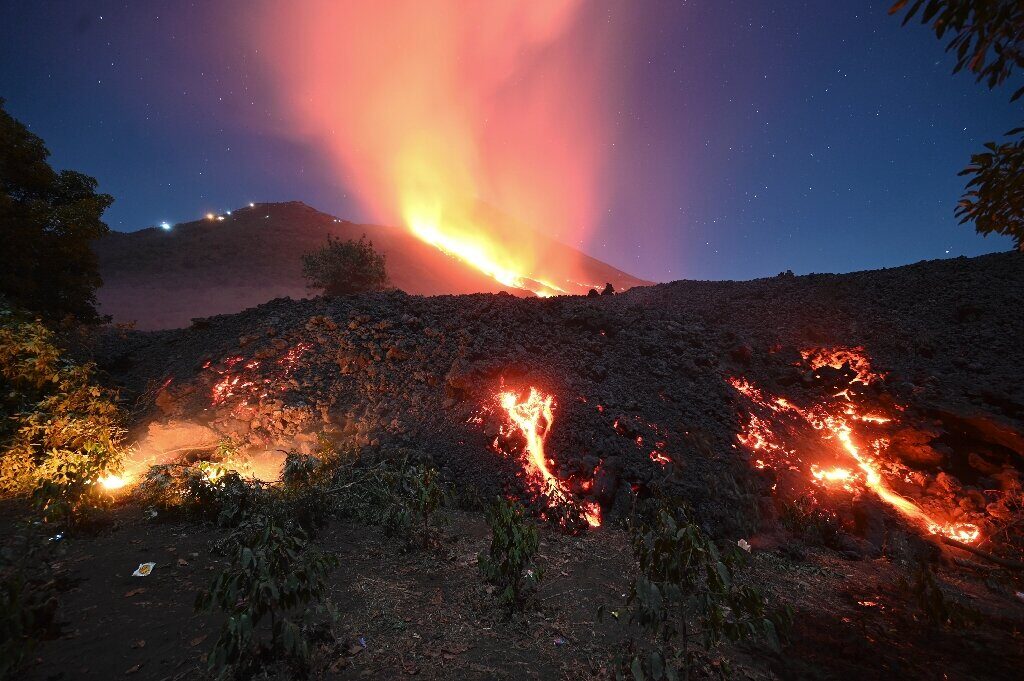 Click to enlarge Falling ash from the Pacaya volcano, Guatemala