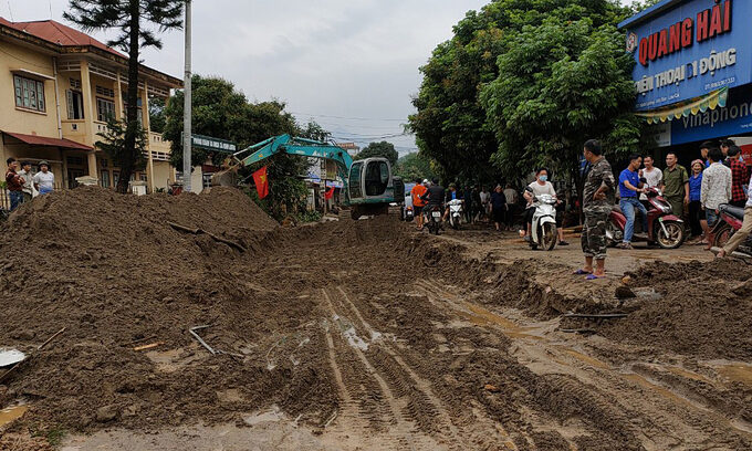 Click to enlarge Soil and rock cover a 200 meters stretch of National Highway 279 following flash floods in Lao Cai Province, April 17, 2021.