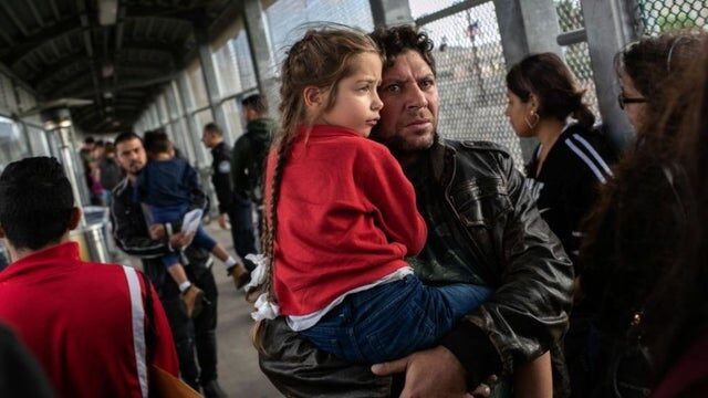 migrant border dad daughter