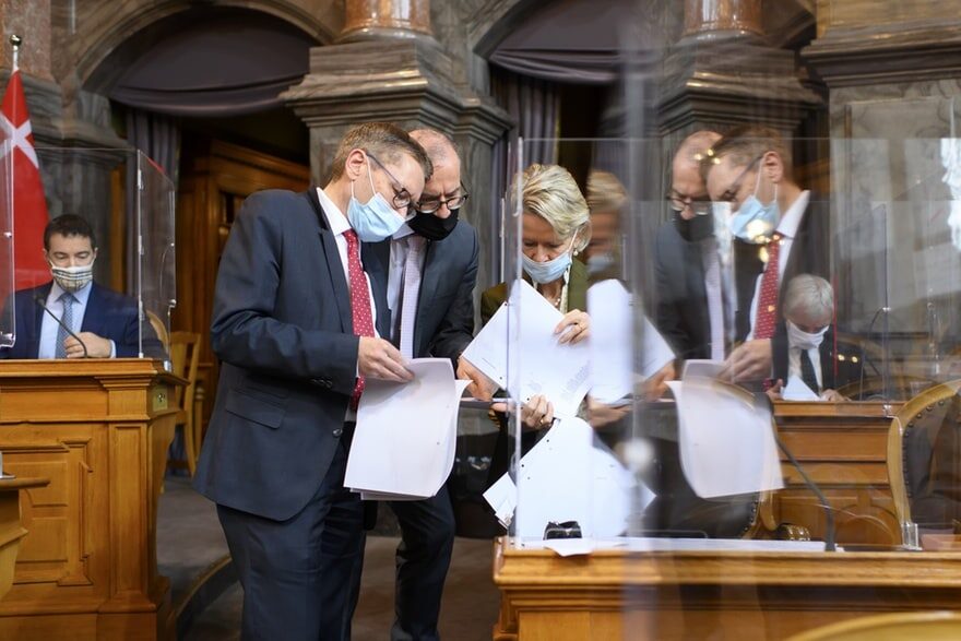 Click to enlarge switzerland government lockdown mask