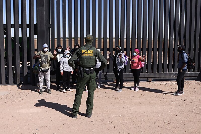 migrants border wall