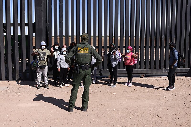 Click to enlarge migrants border wall