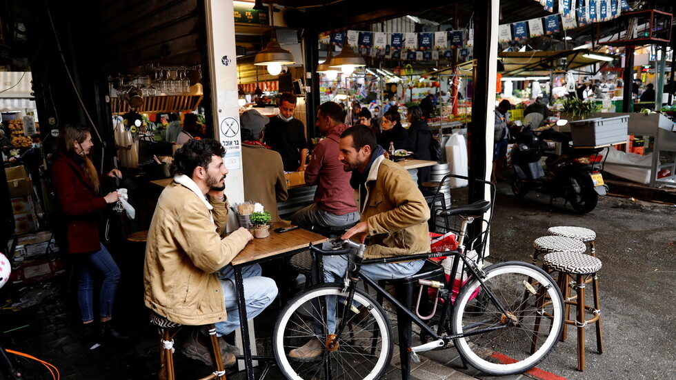 Click to enlarge People at restaurant Tel Aviv, Israel
