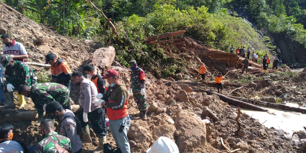 Search and rescue operations after a landslide in South Tapanuli Regency.