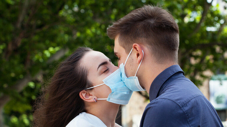 Click to enlarge mask kiss