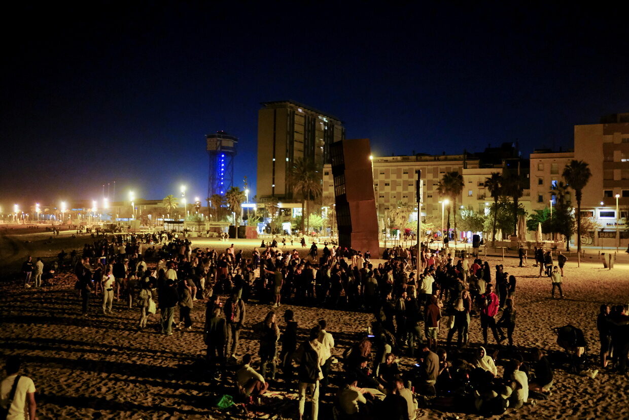 Click to enlarge spain lockdown party