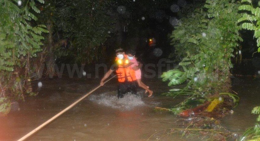 Army rescues group trapped by flood waters in Ruwanwella