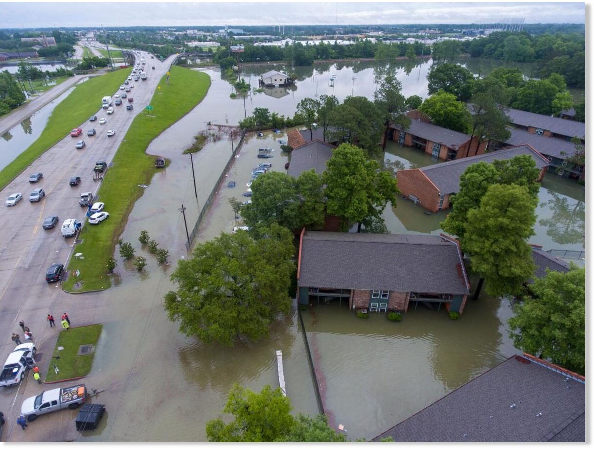 1012 inches of rain falls on Baton Rouge, Louisiana flooding streets