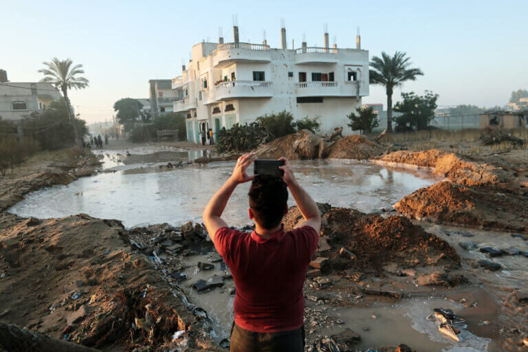 Click to enlarge gaza crater house bombed israel