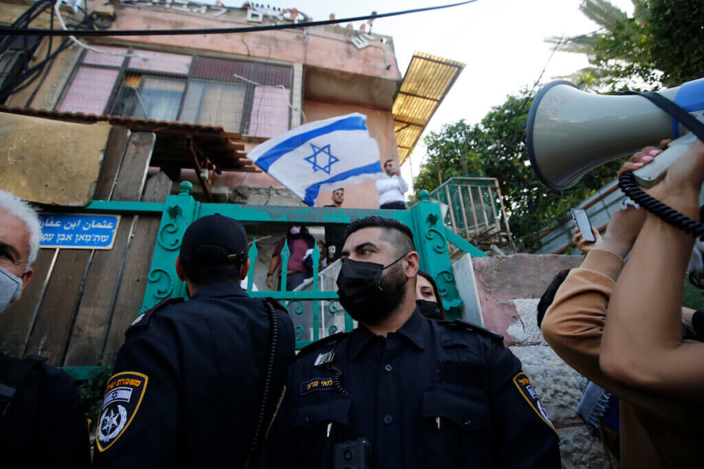 Click to enlarge police protect settlers sheikh Jarrah