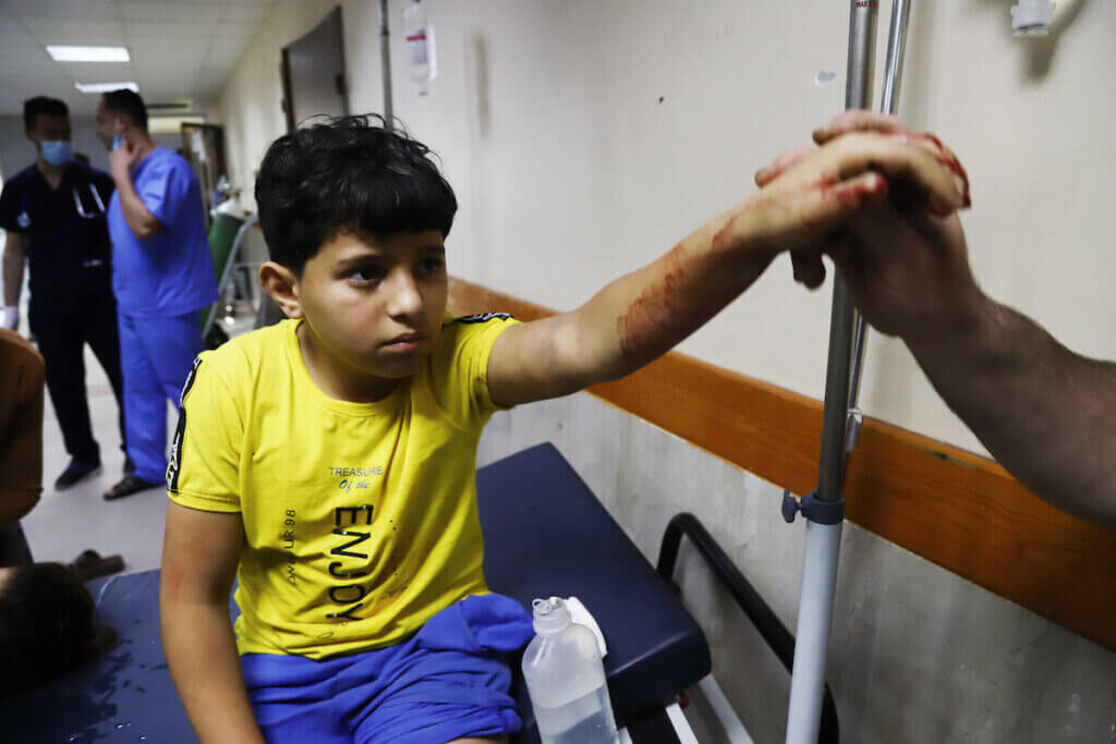 Click to enlarge injured boy gaza shifa hospital