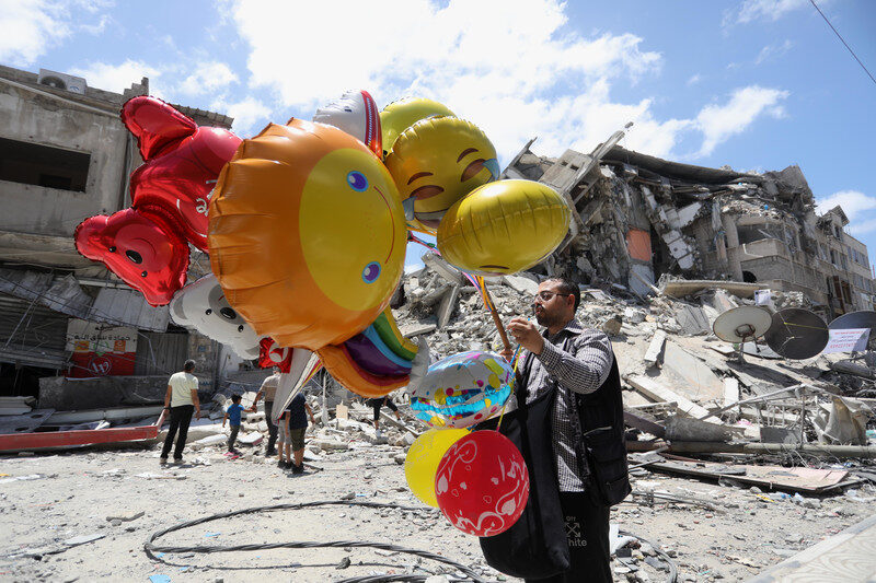 gaza bombing man balloons