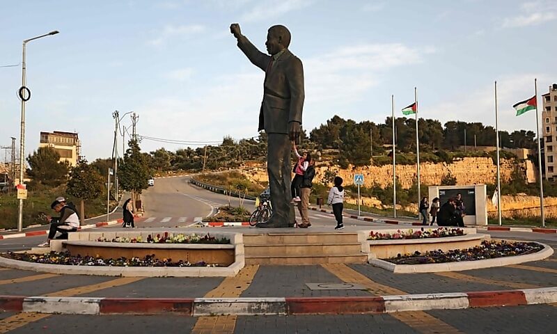 Click to enlarge mandela statue gaza boycott