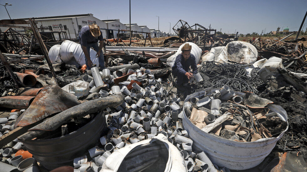 Click to enlarge israel bomb factory gaza salvage