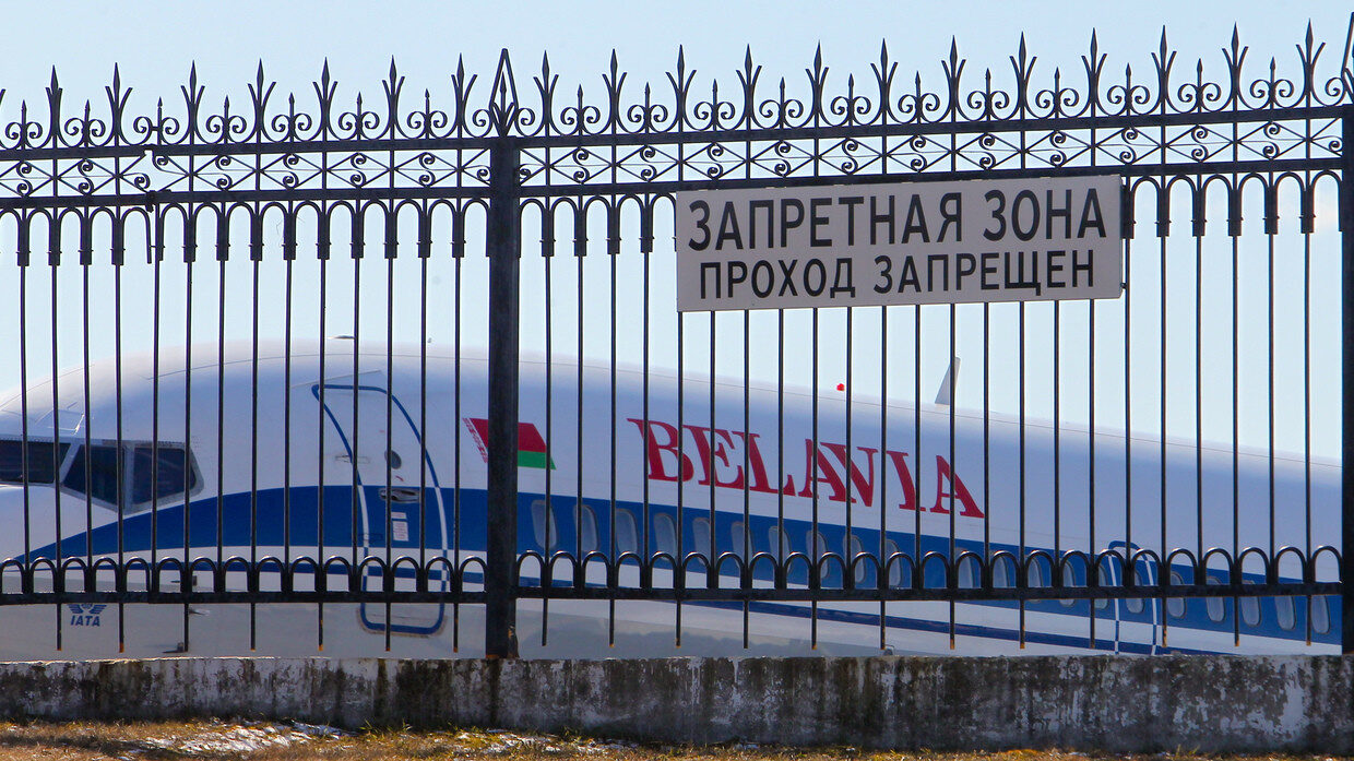 Click to enlarge belavia plane fence