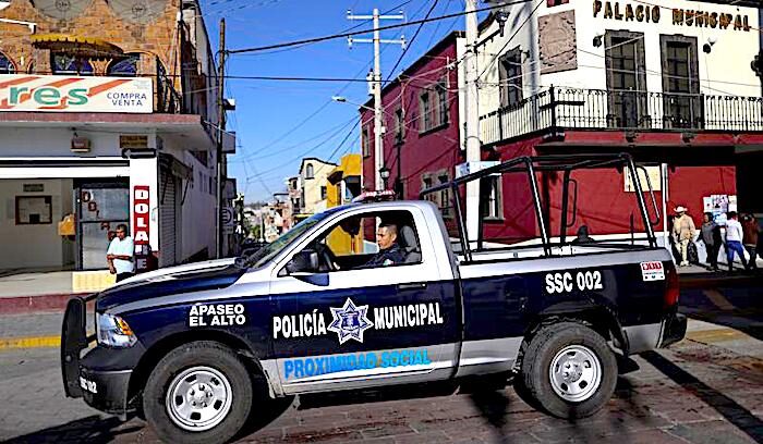 Click to enlarge Police in Apaseo El Alto
