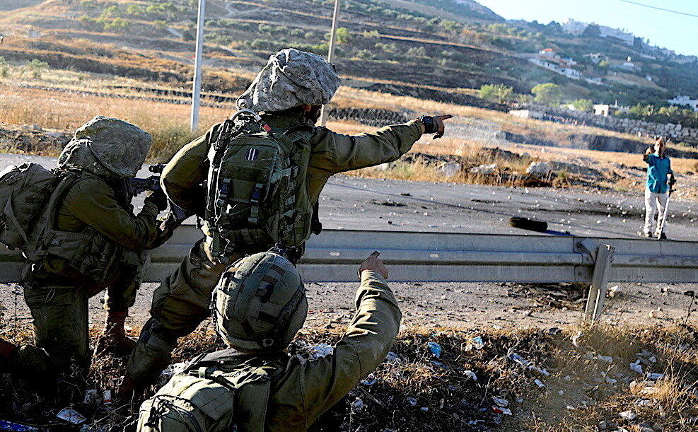 Israeli soldiers Pal woman