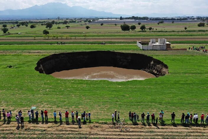 Click to enlarge sinkhole Santa Maria Zacatepec, state of Puebla, Mexico